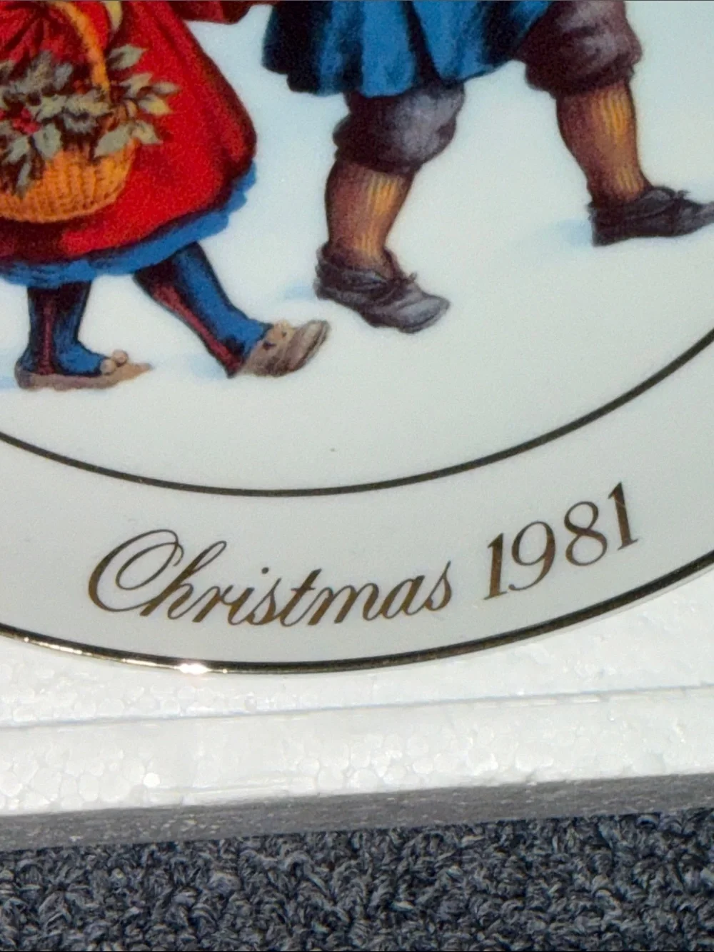 Vintage Avon Christmas 1981 Decorative Plate - 22K gold trim Carrying Tree.
